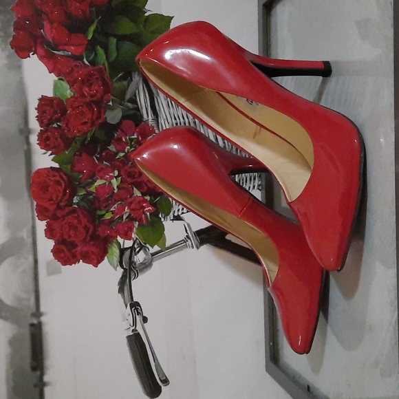 Red Heels - Picture 4 of 11
